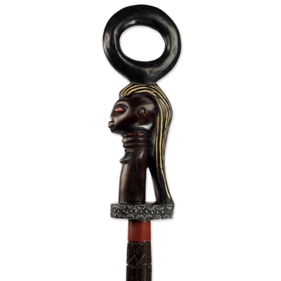 Bastón de madera, 'Ahoufe' - Bastón tallado a mano con motivo femenino y tapa circular