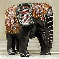 estatuilla de madera - Elefante de madera de sesé tallado a mano con diseño ceremonial.