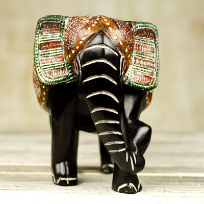 estatuilla de madera - Elefante de madera de sesé tallado a mano con diseño ceremonial.