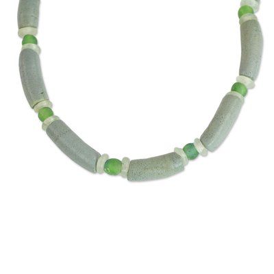 Halskette aus recycelten Glasperlen - Graue und grüne Halskette aus recycelten Glasperlen aus Ghana