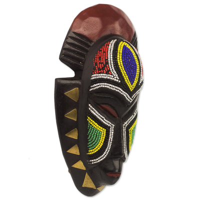 Afrikanische Holzmaske, „Jama“ – handgefertigte Holzwandmaske mit Glasperlen und Messingakzent