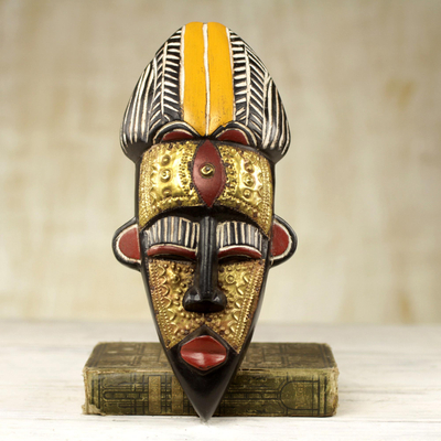 Máscara de madera africana, 'Makena' - Máscara de pared de madera africana hecha a mano con detalles en latón