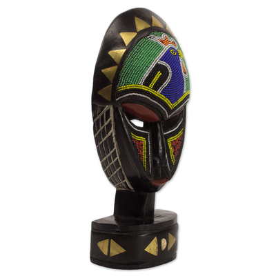Afrikanische Holzmaske, „Mirembe“ – handgeschnitzte Sese-Holzmaske mit Glasperlen und Messingakzenten