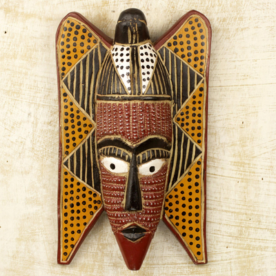 Afrikanische Holzmaske, „Iyami“ – handgefertigte ghanaische Sese-Holz-Wandmaske mit Aluminium-Akzenten