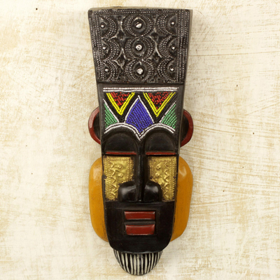 Afrikanische Holzmaske, „Obi“ – handgeschnitzte ghanaische Wandmaske mit Messing- und Perlenakzenten