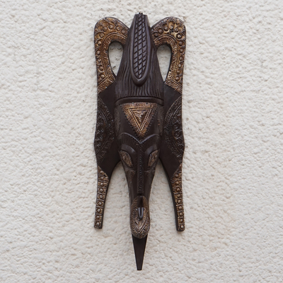Afrikanische Holzmaske, 'Schmetterlingsmaske - Ghana Holzmaske handgeschnitzt in Schwarz und Gold