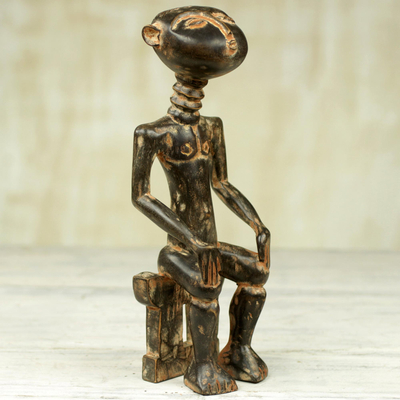 Escultura de madera - Escultura de madera hecha a mano de un hombre sentado de Ghana