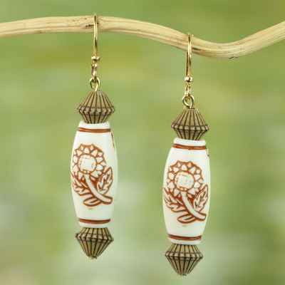 Perlen-Baumelohrringe, 'Gesegnete Sonnenblumen'. - Westafrikanische florale Themen Recycelte Kunststoff-Ohrringe