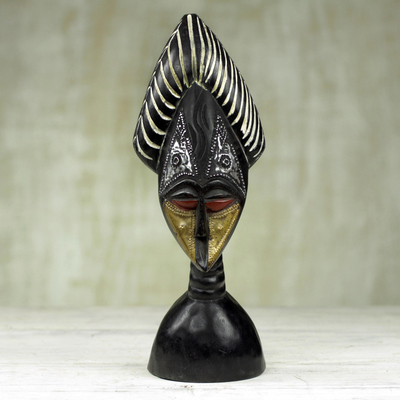 Escultura de madera, 'Yaa Asantewaa' - Escultura de máscara de madera Sese tallada a mano de Ghana