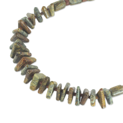 Halskette mit Anhänger aus Specksteinperlen - Halskette mit Anhänger aus Speckstein und Bauxitperlen aus Ghana