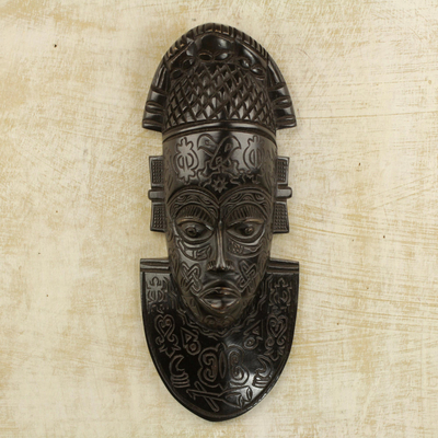 Afrikanische Holzmaske, 'Festac Festivities - Westafrikanische dekorativ geschnitzte Wandmaske aus Seseeholz