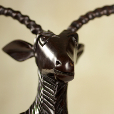 Ebenholzskulptur 'Regal Gazelle' - Westafrikanische Skulptur einer braunen Gazelle aus Ebenholz