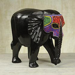 Caja de madera de caoba con cuentas, 'Elephant Masquerade' - Caja de elefante decorativa con cuentas de caoba y vidrio reciclado