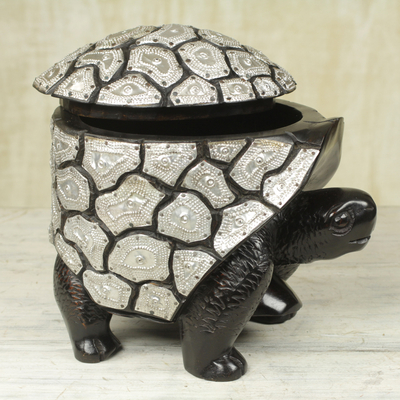 Dekorative Schachtel aus Mahagoniholz, 'Geschützte Schildkröte'. - Dekorative Schildkrötenschachtel aus Mahagoni und Aluminium aus Ghana