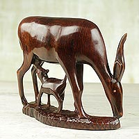 Estatuilla de madera de ébano, 'Maternidad del antílope' - Estatuilla de ébano tallada a mano de la madre y el ternero del antílope