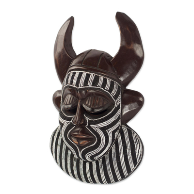 Máscara africana de madera con cuentas - Máscara de poder de pared de cuerno de madera africana con cuentas en blanco y negro