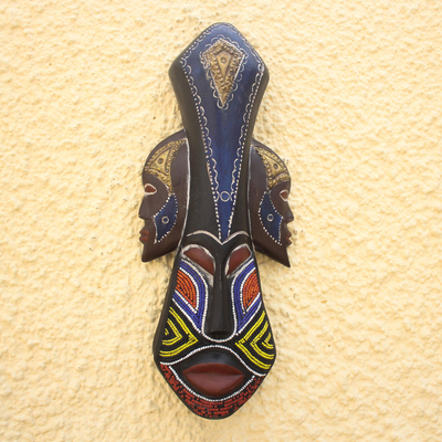 Afrikanische Holzmaske - Perlenbesetzte dreigesichtige afrikanische Wandmaske aus Holz, handgefertigt