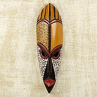 Máscara de madera africana, 'Corazón valiente' - Máscara de pared africana de madera de sesé hecha a mano en naranja y beige