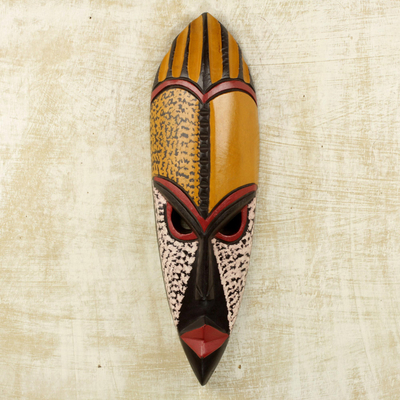 Afrikanische Holzmaske, 'Tapferes Herz - Handgefertigte afrikanische Wandmaske aus Sese Holz in Orange und Beige