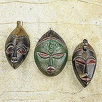 Máscaras africanas de madera, (juego de 3) - Conjunto de tres máscaras africanas de madera de Sese hecho a mano en Ghana