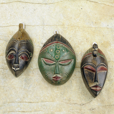 Máscaras africanas de madera, (juego de 3) - Conjunto de tres máscaras africanas de madera de Sese hecho a mano en Ghana