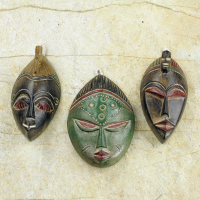 Máscaras africanas de madera, (juego de 3) - Conjunto de tres máscaras africanas de madera de Sese hecho a mano en Ghana
