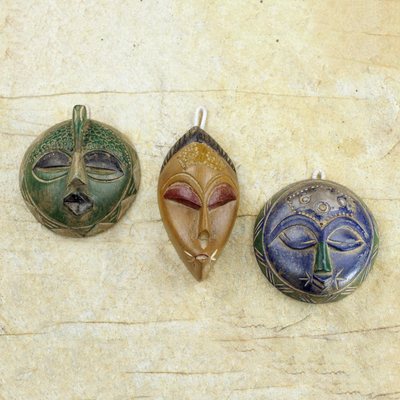 Afrikanische Holzmasken, „Sefam“ (3er-Set) – Set mit 3 kleinen handgefertigten afrikanischen Masken aus Sese-Holz