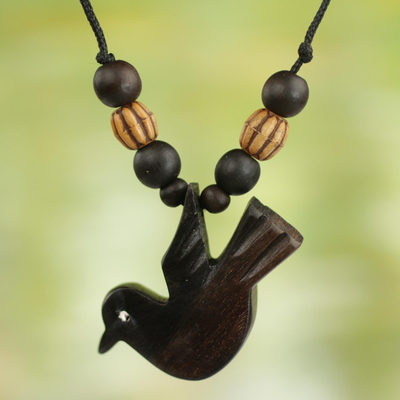 Holzanhänger-Halskette, 'Siegesvogel'. - Friedensvogel-Handwerker kunsthandwerklich hergestellte Holzanhänger-Halskette aus Ghana