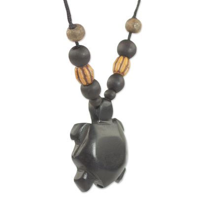 Anhänger-Halskette aus Holz und Bambus, 'Longevity Tortoise' (Langlebige Schildkröte) - Sese Holz- und Bambusschildkröten-Anhänger-Halskette aus Ghana