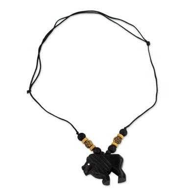 Halskette mit Holzanhänger - Kunsthandwerklich gefertigte Mighty Lion Holzanhänger-Halskette aus Ghana