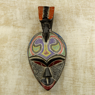 Máscara africana de madera con cuentas - Máscara de pared africana con abalorios de madera y vidrio reciclado con pájaro