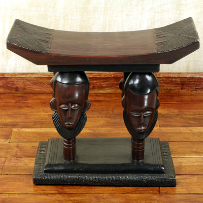 Thronhocker aus Zedernholz - Handgefertigter Thronhocker aus ghanaischem Zedernholz mit Gesichtern