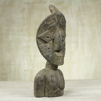Escultura de madera - Escultura de madera de África occidental con revestimiento de aluminio y latón