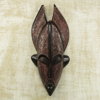 Máscara de madera africana - Máscara Dan chapada en aluminio y madera de Sese de Ghana