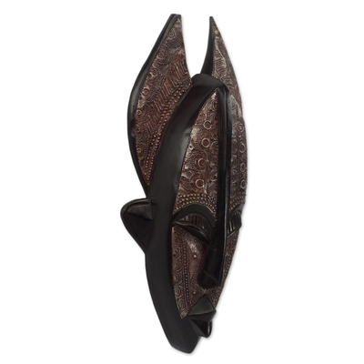 Máscara de madera africana - Máscara Dan chapada en aluminio y madera de Sese de Ghana