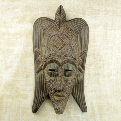 Afrikanische Holzmaske - Handgeschnitzte Schutzmaske aus westafrikanischem Holz