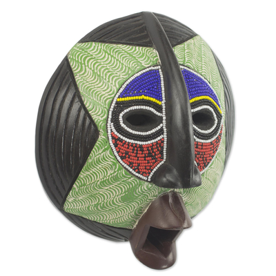 Afrikanische Perlenmaske aus Holz - Afrikanische Maske aus mehrfarbigem Seseholz mit recycelten Glasperlen