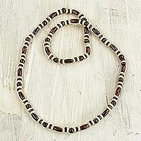 Halskette aus Holzperlen, „Ahobrasie Virtue“ – handgefertigte Halskette aus Sese-Holzperlen von ghanaischen Kunsthandwerkern
