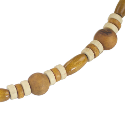 Halskette aus Holzperlen, „Adipa Joy“ – handgefertigte Halskette aus Sese-Holzperlen von ghanaischen Kunsthandwerkern