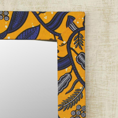 Espejo de pared de algodón y madera - Espejo de algodón de Ghana y madera de sesé en narciso y lapislázuli
