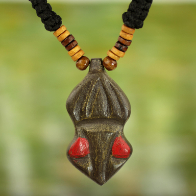 Halskette mit Holzanhänger, „Gyau Atiko“ – handgeschnitzter Holzanhänger und Kordelhalskette aus Ghana