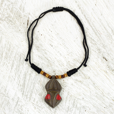 Halskette mit Holzanhänger, „Gyau Atiko“ – handgeschnitzter Holzanhänger und Kordelhalskette aus Ghana