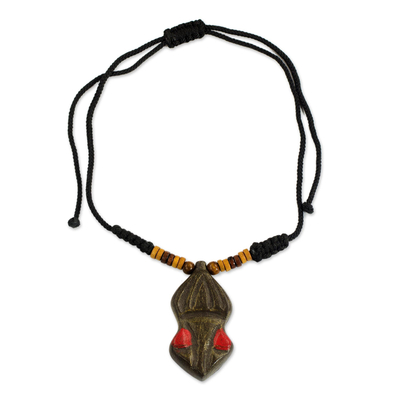 Collar colgante de madera, 'Gyau Atiko' - Colgante de madera tallada a mano y collar de cordón de Ghana