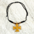 Collar con colgante de madera - Collar ajustable con cruz amarilla de madera de Sese de Ghana