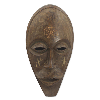 Afrikanische Holzmaske - Traditionelle, dekorative, handgefertigte Maske aus ghanaischem Sese-Holz