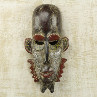 Afrikanische Holzmaske, 'Wambi-Becken'. - Seseholz und geprägte Aluminium-Afrikanische Maske aus Ghana