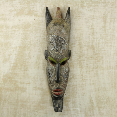 Afrikanische Holzmaske, „Nii King“ – Mehrfarbige afrikanische Maske aus Sese-Holz und Aluminium aus Ghana