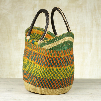 Korb aus Raffiabast mit Lederakzent, 'Afrikanische Farben - Raffia-Korb aus handgefertigtem Leder mit Akzent aus Ghana