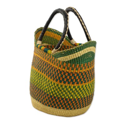 Korb aus Raffiabast mit Lederakzent, 'Afrikanische Farben - Raffia-Korb aus handgefertigtem Leder mit Akzent aus Ghana