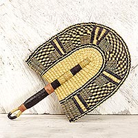 Abanico de rafia con acento de cuero, 'Savanna Comfort' - Abanico de rafia con acento de cuero hecho a mano de Ghana